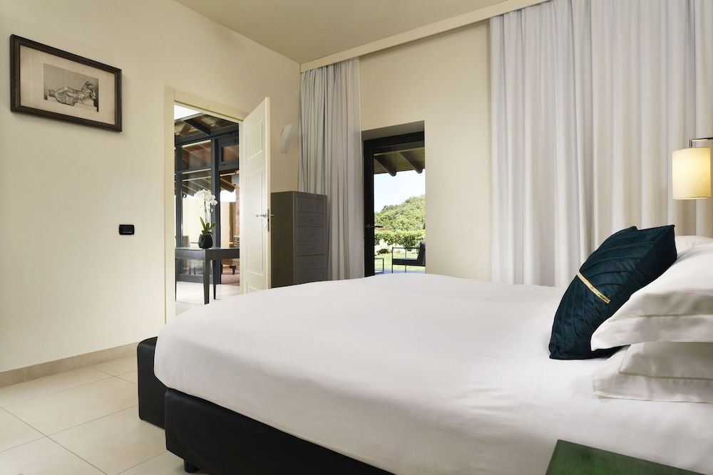 Classic Suite, 1 King Bed, Hot Tub, Garden View