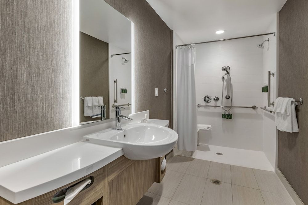 Suite, 2 Queen Beds, Non Smoking (Mobility Accessible, Tub)