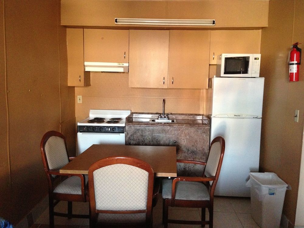 Cloud 9 Inn Standard Room, Multiple Beds, Non Smoking 4