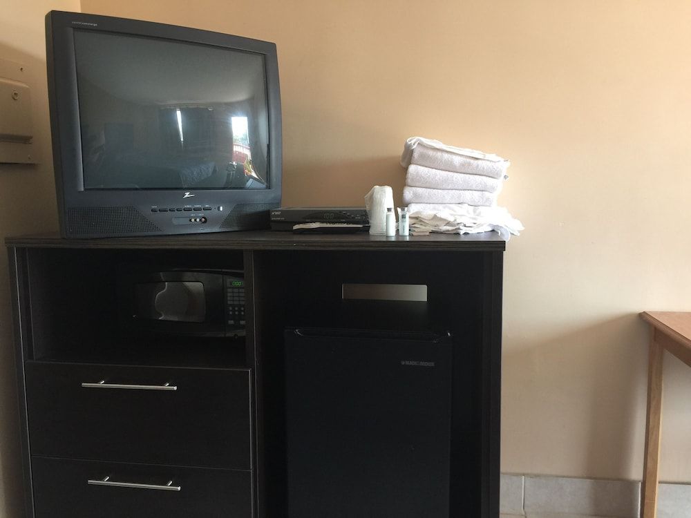 Cloud 9 Inn Standard Room, 1 King Bed, Non Smoking, Pool View 3