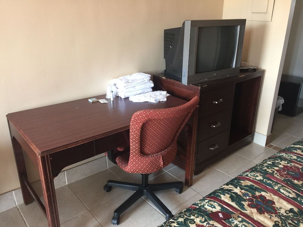 Cloud 9 Inn Standard Room, 1 King Bed, Non Smoking, Pool View 2