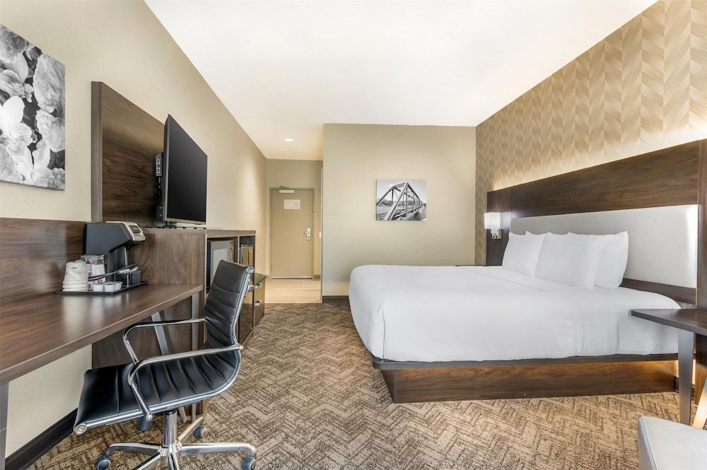 Standard Room, 1 King Bed, Non Smoking, Refrigerator & Microwave