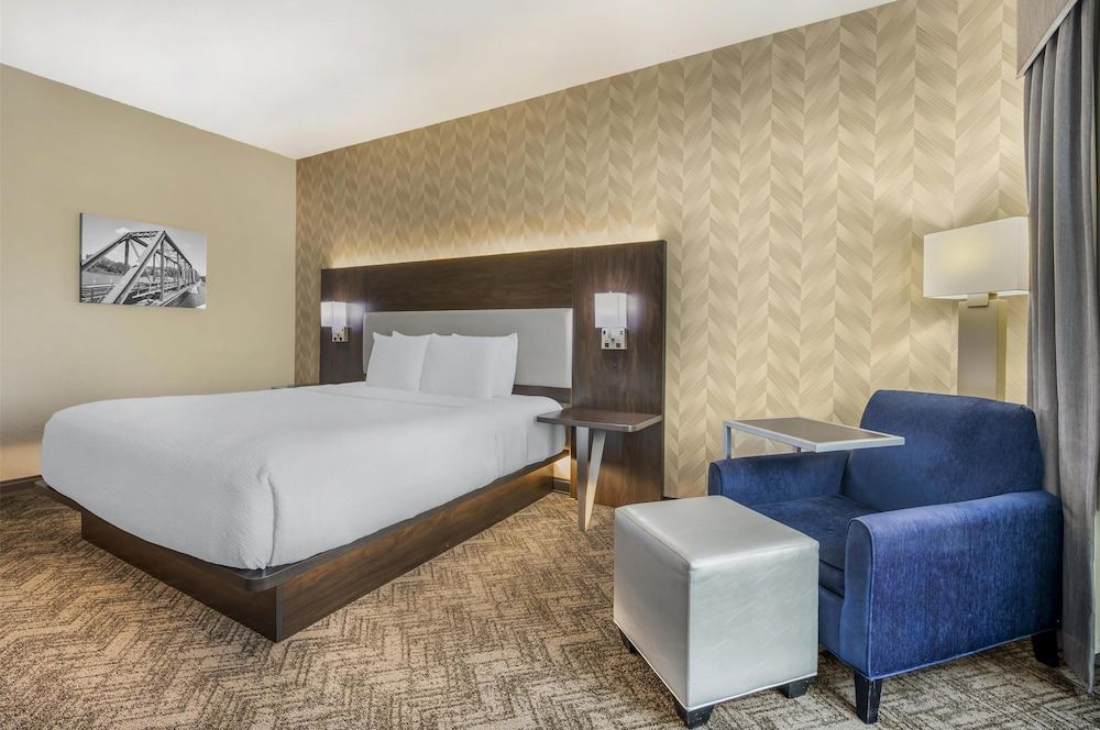 Standard Room, 1 King Bed, Non Smoking, Refrigerator & Microwave