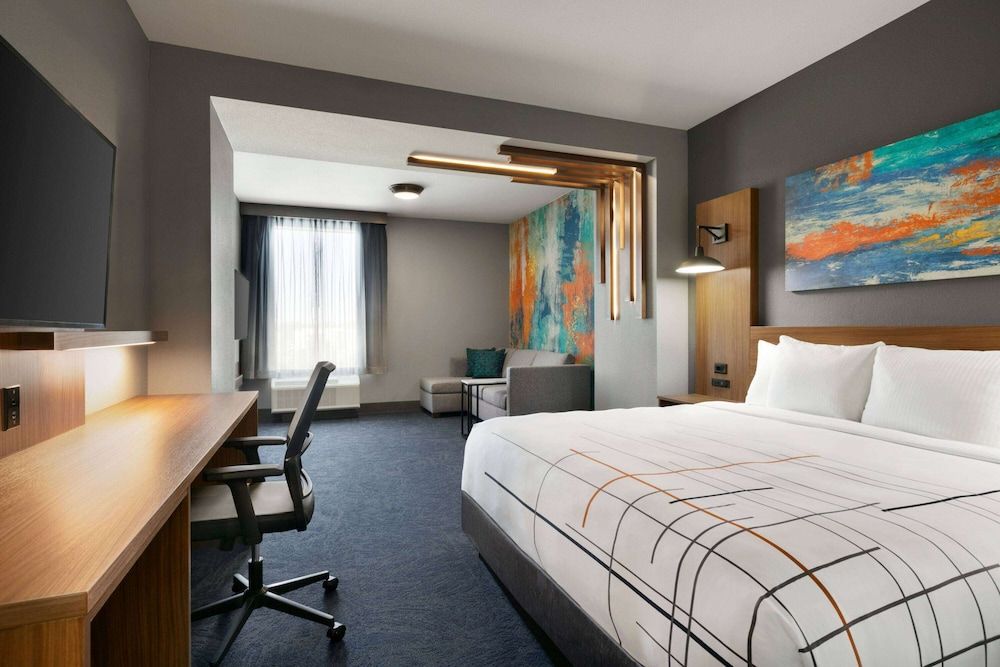 Deluxe Room, 1 King Bed, Accessible, Non Smoking (Hearing Accessible)