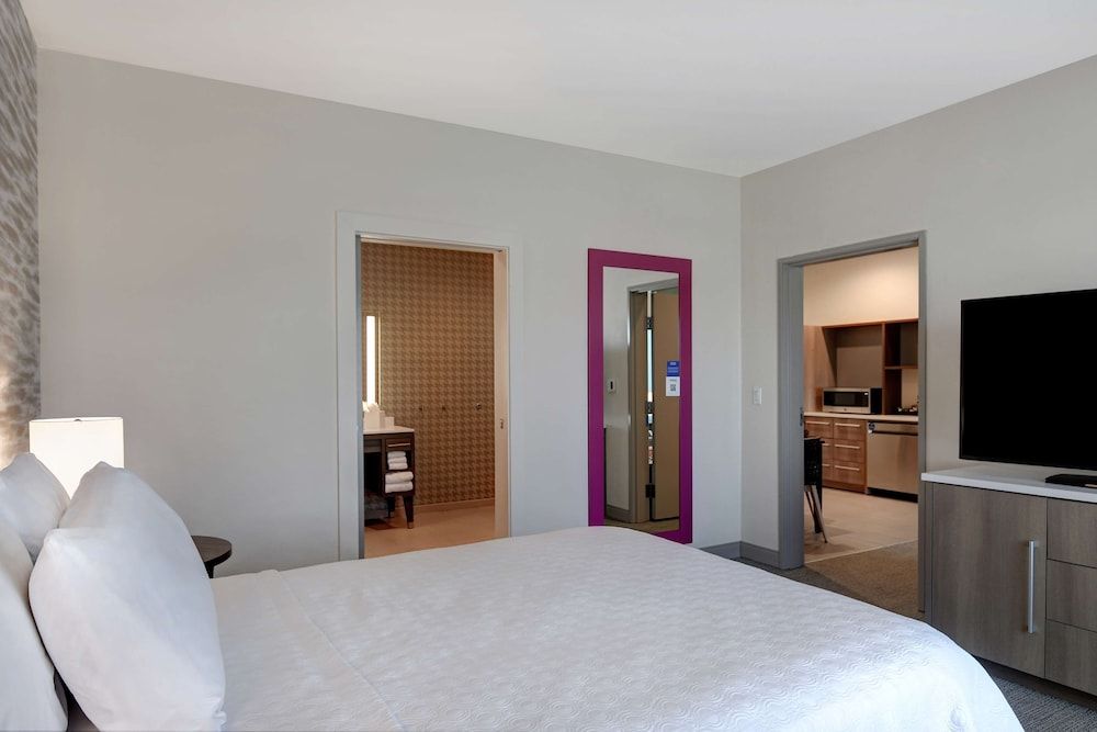 Suite, 1 Queen Bed, Accessible (Mobility & Hearing, Roll-in Shower)
