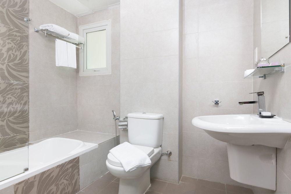 Al Hail Waves Hotel Managed By Centara Standard Room, 1 King Bed, City View 5