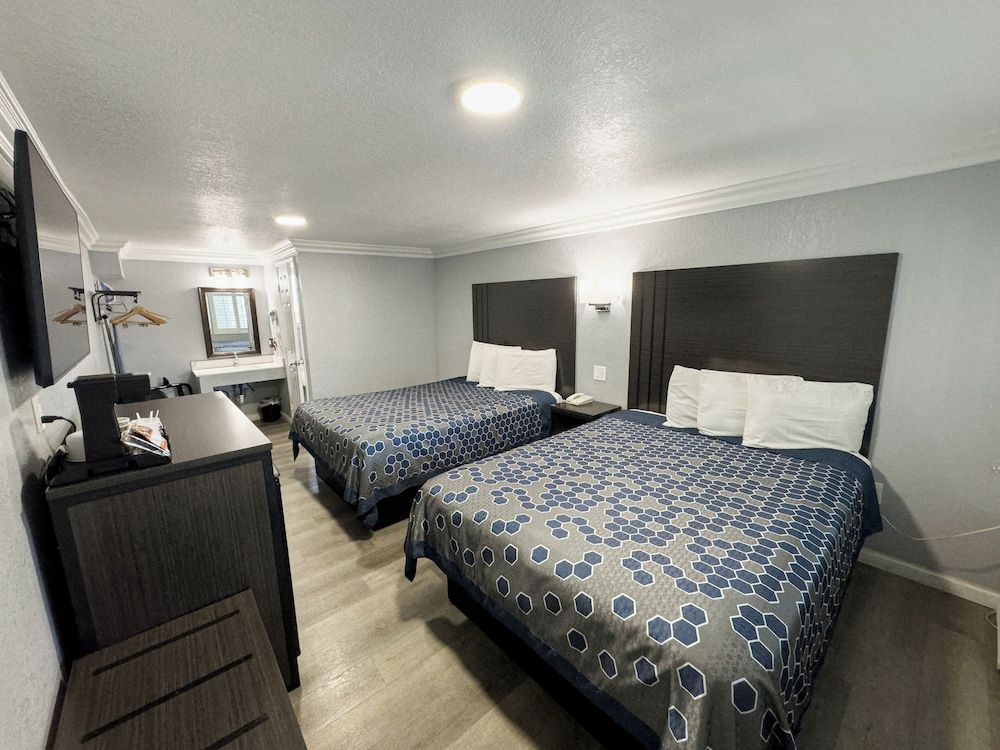 Sea Garden Inn Room, 2 Queen Beds 13