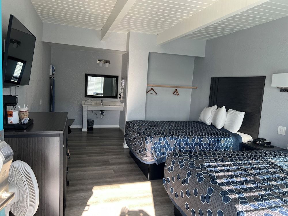 Sea Garden Inn Room, 2 Queen Beds 6