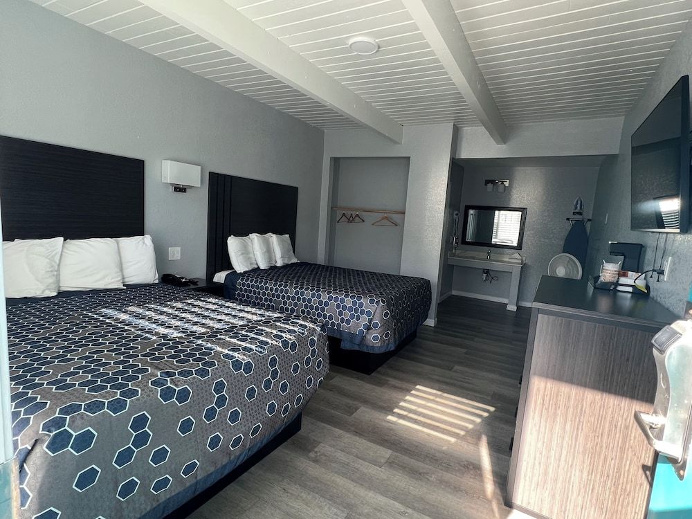 Sea Garden Inn Room, 2 Queen Beds 8