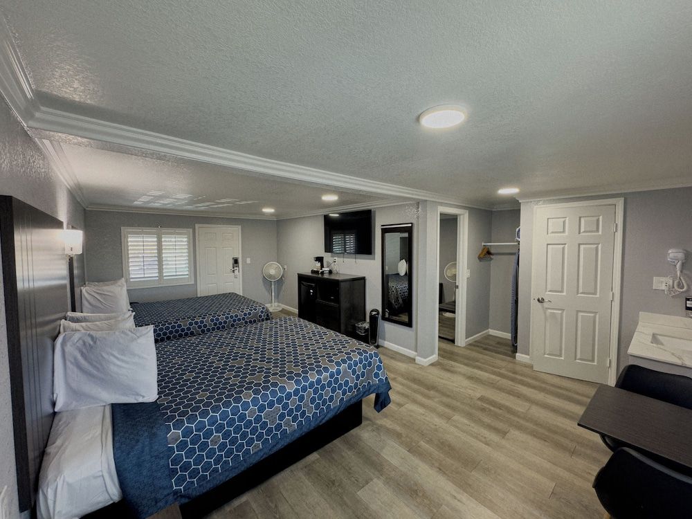 Sea Garden Inn Room, 2 Queen Beds 12