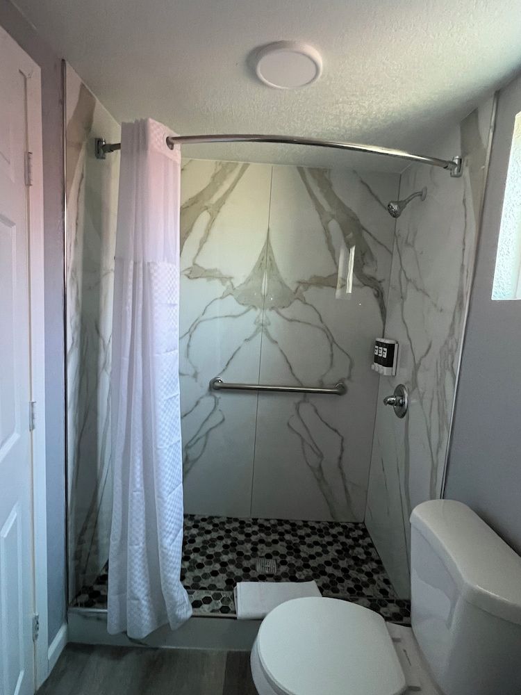 Sea Garden Inn Room, 2 Queen Beds 16