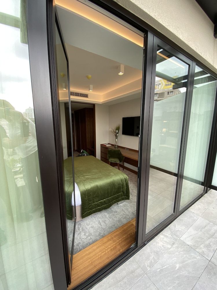 Central Point Hotel Double Room, Balcony 4