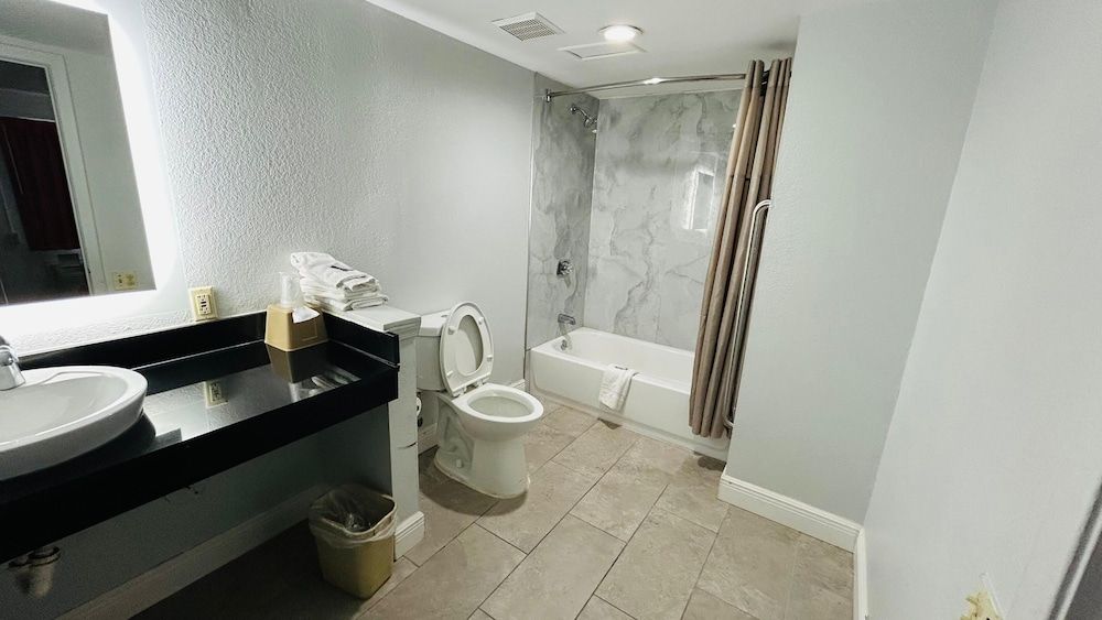 Super 7 Inn Tupelo Room, 1 King Bed, Non Smoking 3