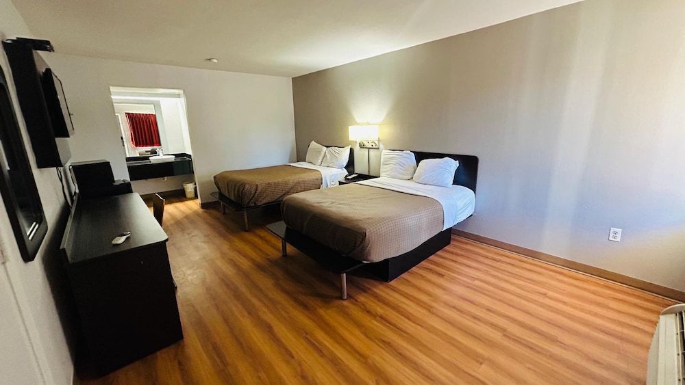 Super 7 Inn Tupelo Room, 2 Double Beds, Smoking 6