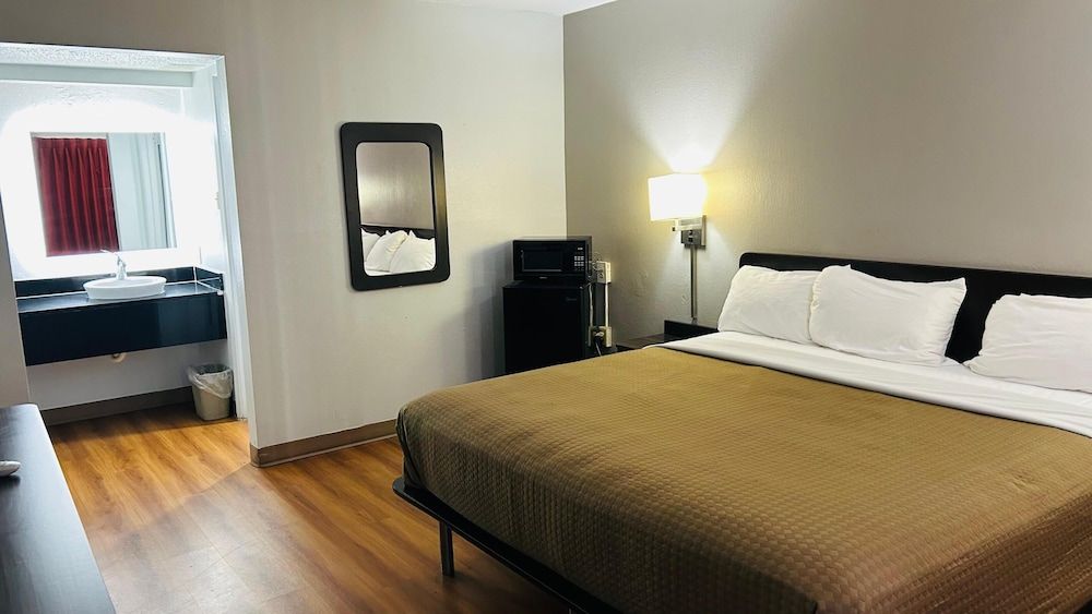 Super 7 Inn Tupelo Room, 1 King Bed, Accessible Bathtub, Non Smoking 3