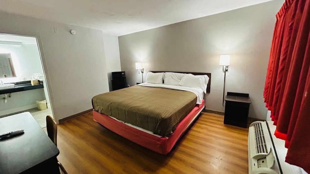 Super 7 Inn Tupelo Room, 1 King Bed, Non Smoking 2
