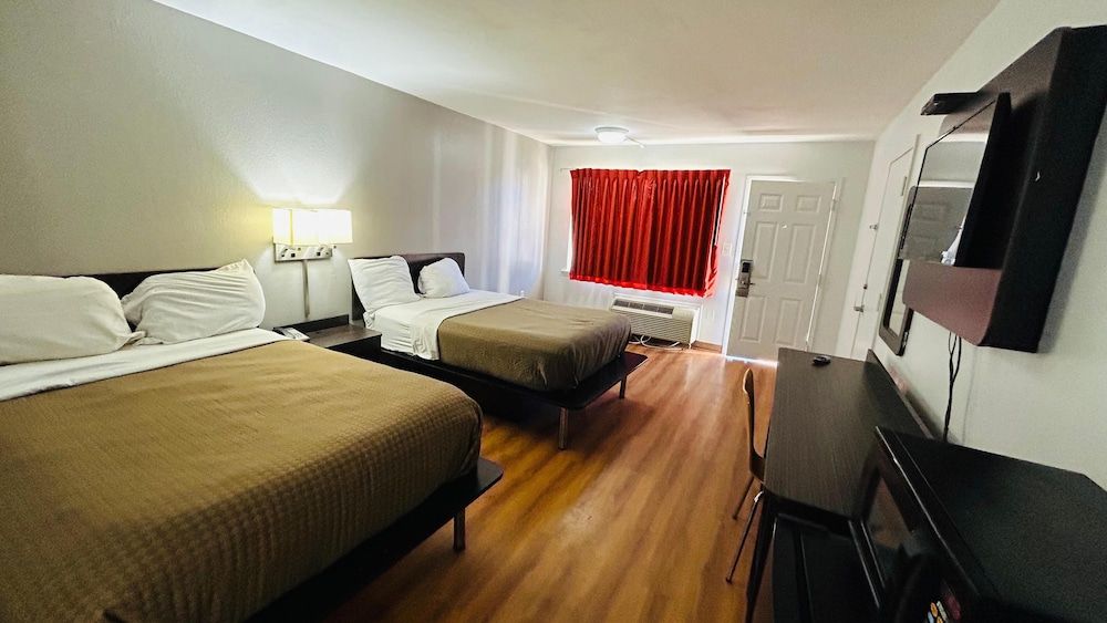 Super 7 Inn Tupelo Room, 2 Double Beds, Smoking 5