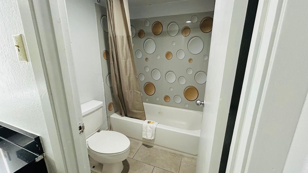 Super 7 Inn Tupelo Room, 1 King Bed, Accessible Bathtub, Non Smoking 6