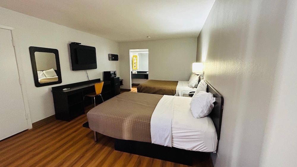 Super 7 Inn Tupelo Room, 2 Double Beds, Smoking 2