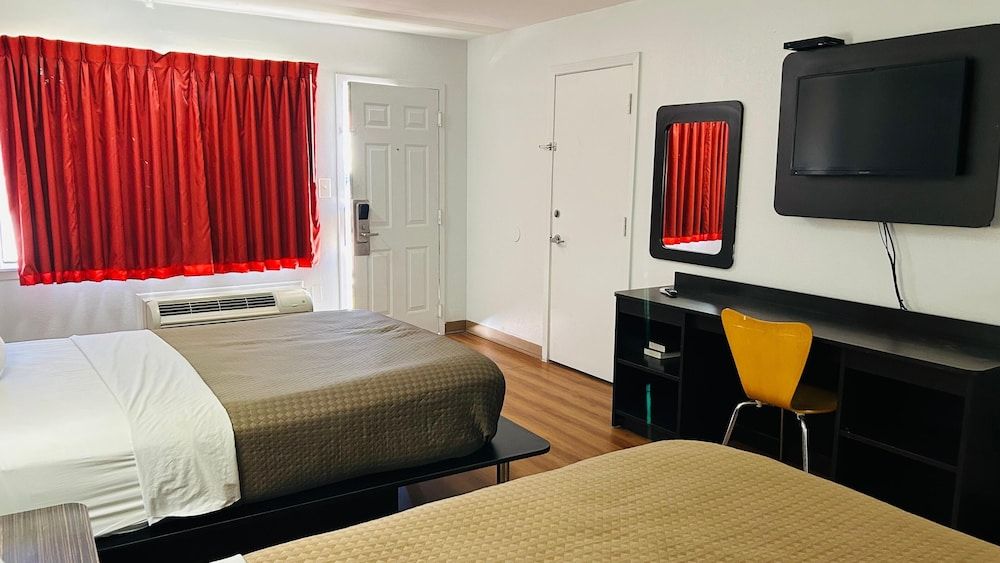 Super 7 Inn Tupelo Room, 2 Double Beds, Smoking 3