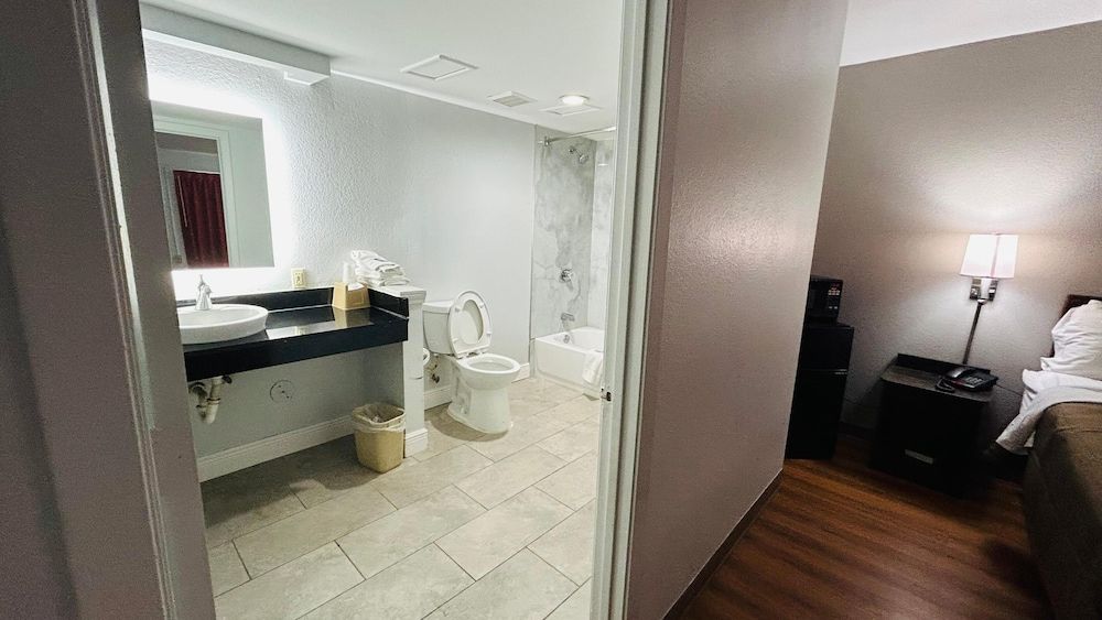 Super 7 Inn Tupelo Room, 1 King Bed, Non Smoking 4