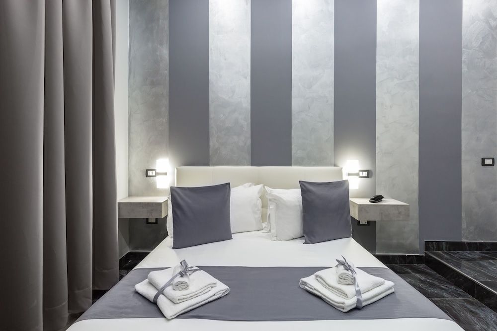 Palace Napoli Classic Double Room 5