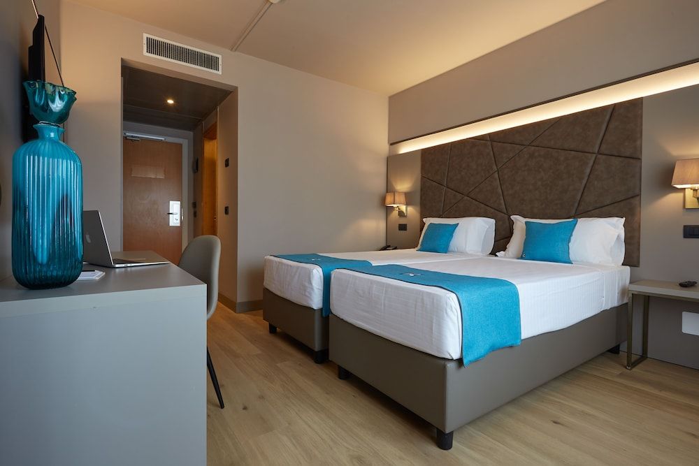 DC Hotel International Twin Room 5