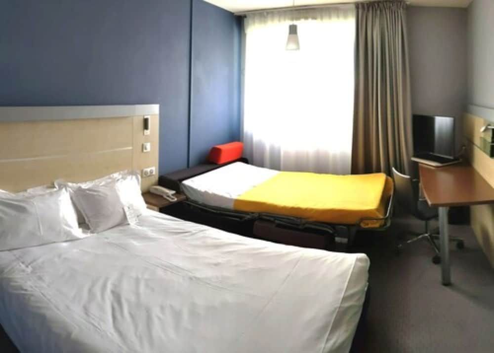 Le Domaine des Fontaines Classic Triple Room 3