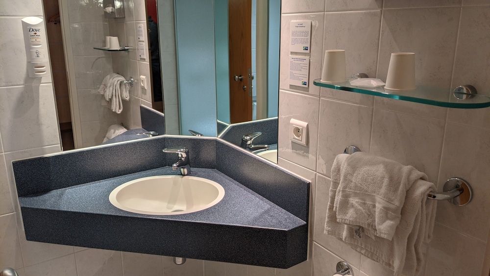 Le Domaine des Fontaines Classic Twin Room 3