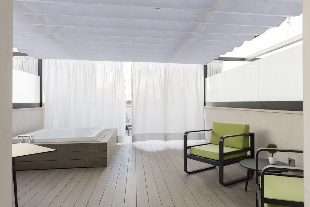 Deluxe Double Room Single Use, Jetted Tub (Splendit)