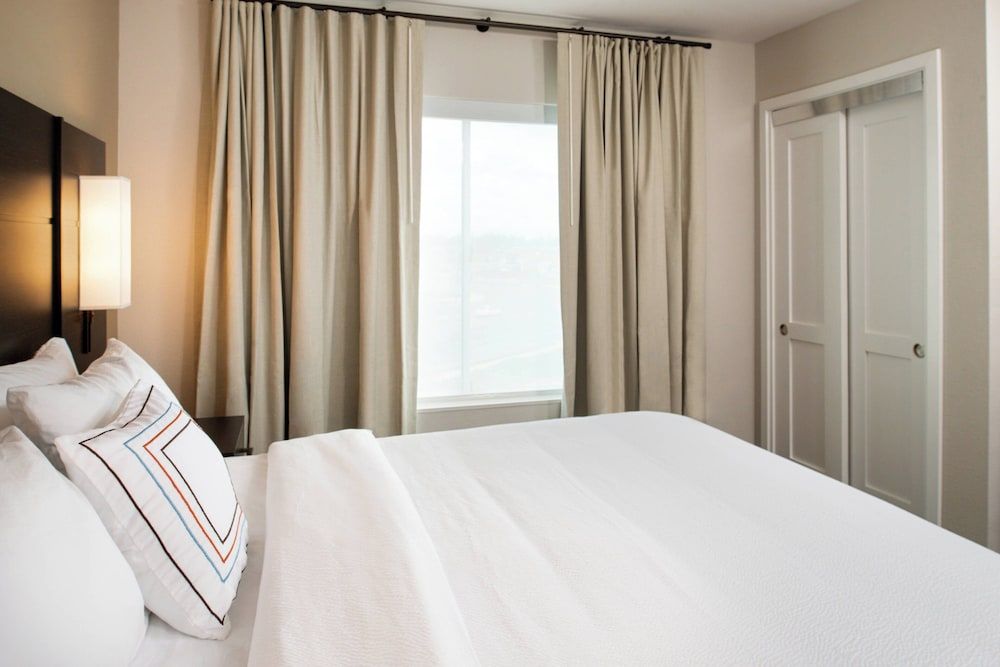 Suite, 1 Bedroom (Mobility/Hearing Access, Roll-In Shwr)