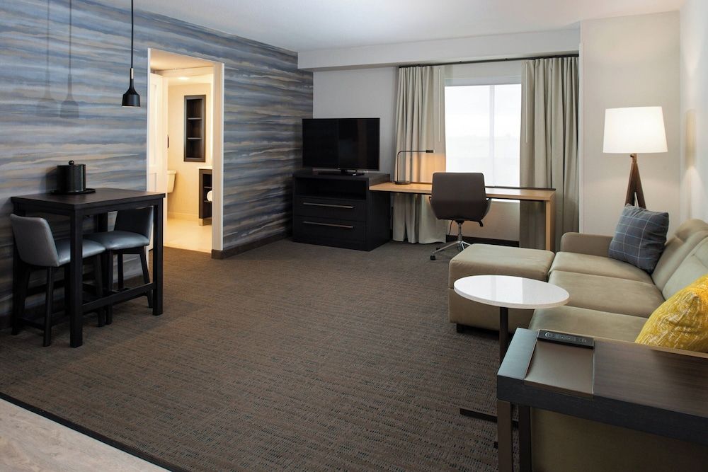 Suite, 1 Bedroom (Mobility/Hearing Access, Roll-In Shwr)