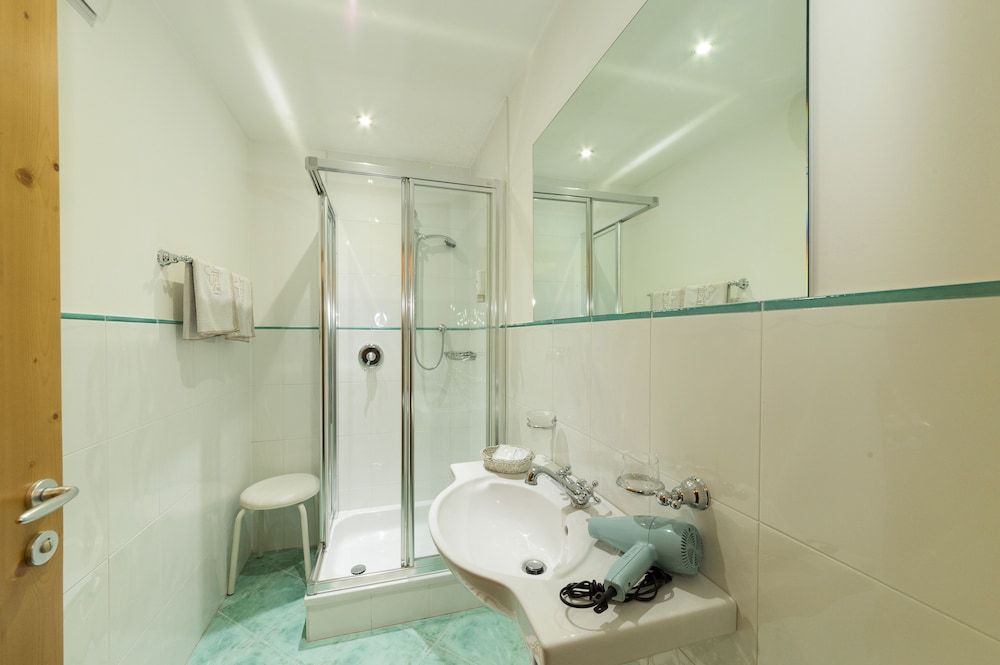 Hotel Hellweger Room, Connecting Rooms 6