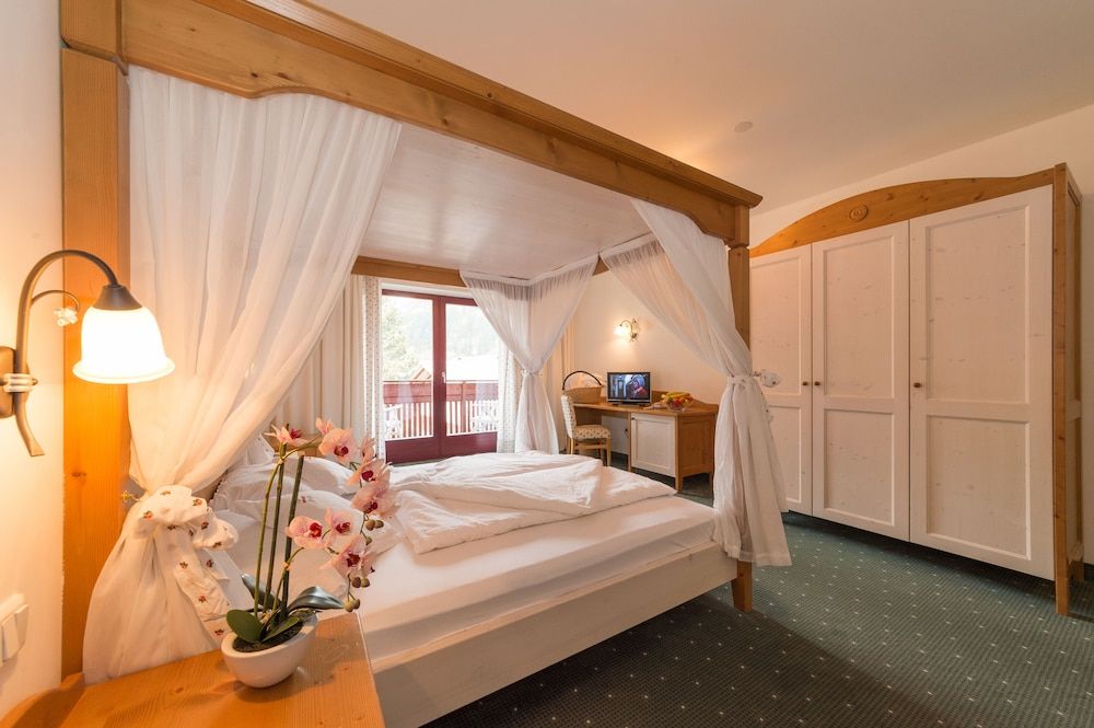 Hotel Hellweger Room, Connecting Rooms 3