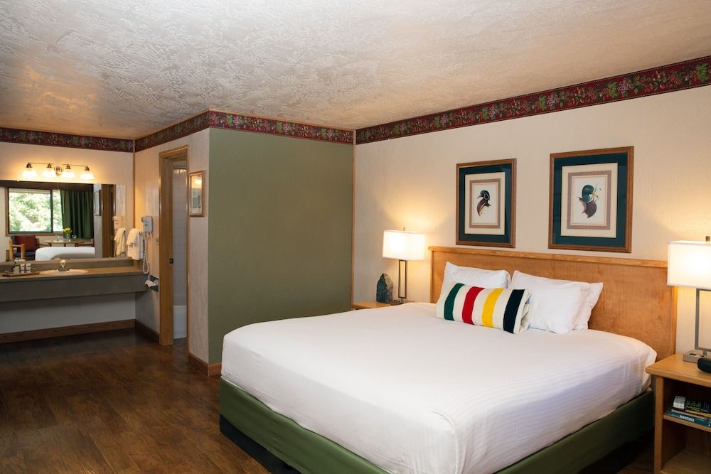 Signature Room, 1 King Bed, Non Smoking, Courtyard Area