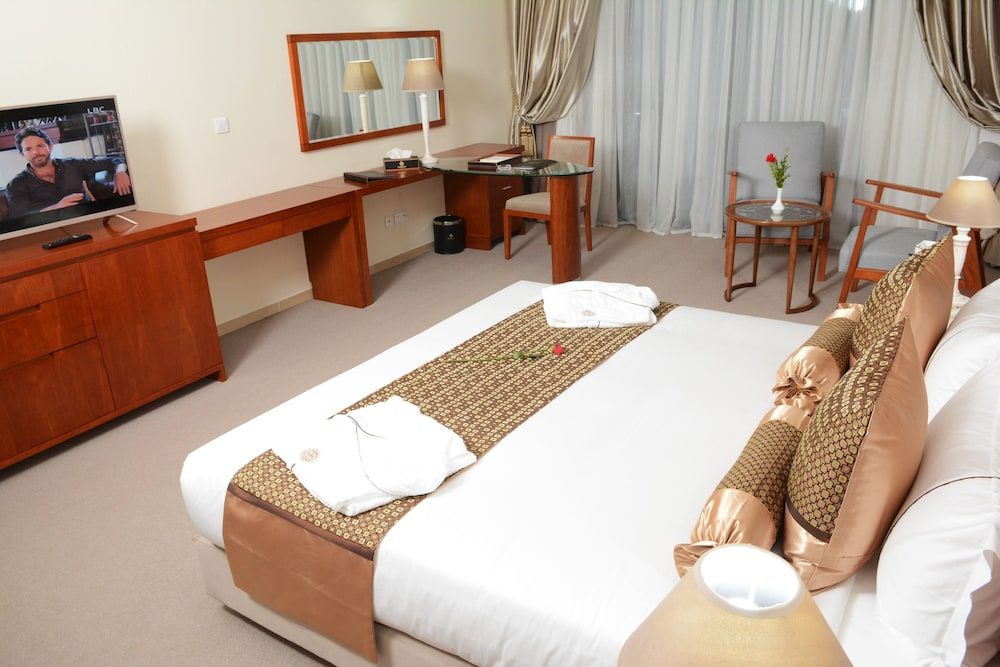 undefined Marigold Hotel 2