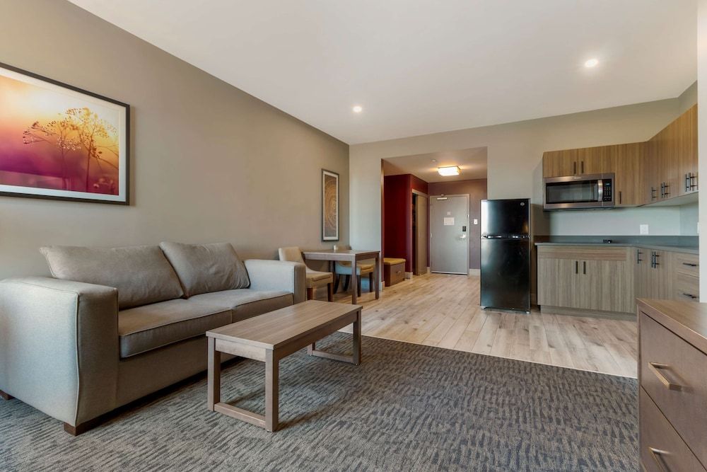 Best Western Plus Dauphin Suite, 1 King Bed, Non Smoking, Kitchenette (with Sofabed) 3