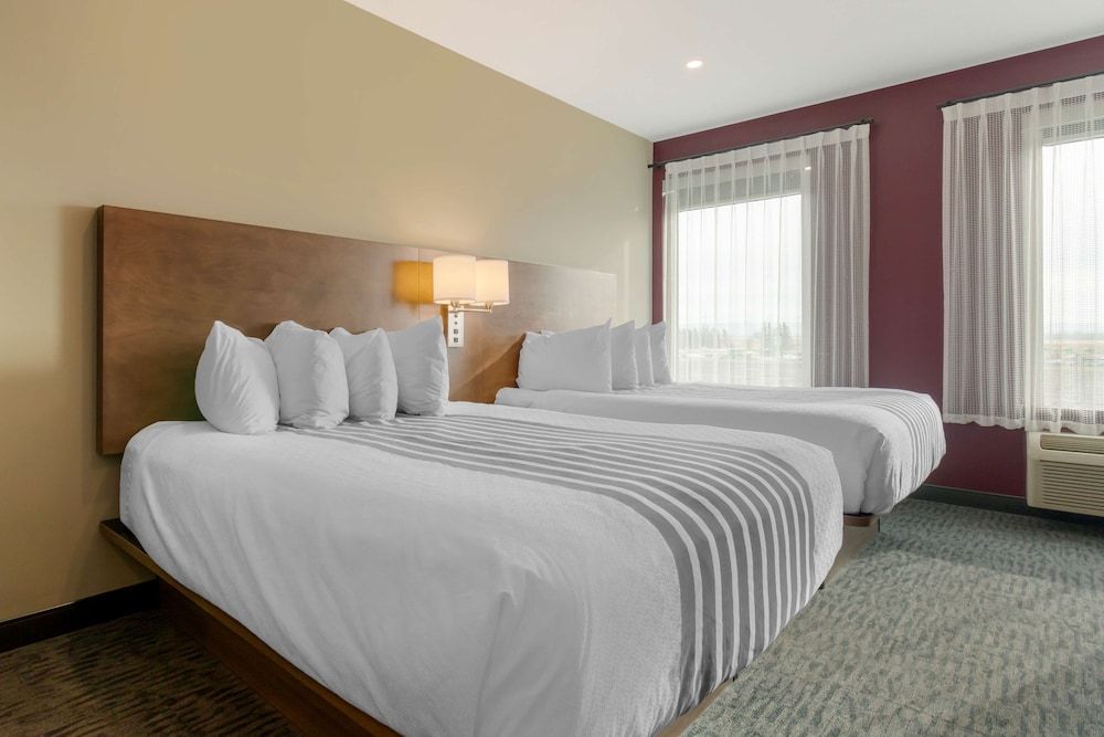 Best Western Plus Dauphin Suite, 2 Queen Beds, Non Smoking, Refrigerator & Microwave (with Sofabed) 3
