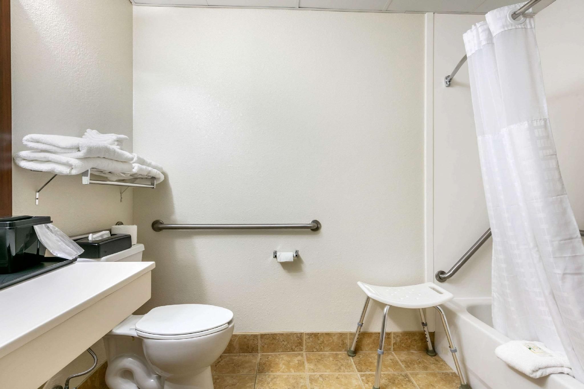 Quality Inn Monteagle 2 Queen Beds, Nonsmoking, Accessible 3