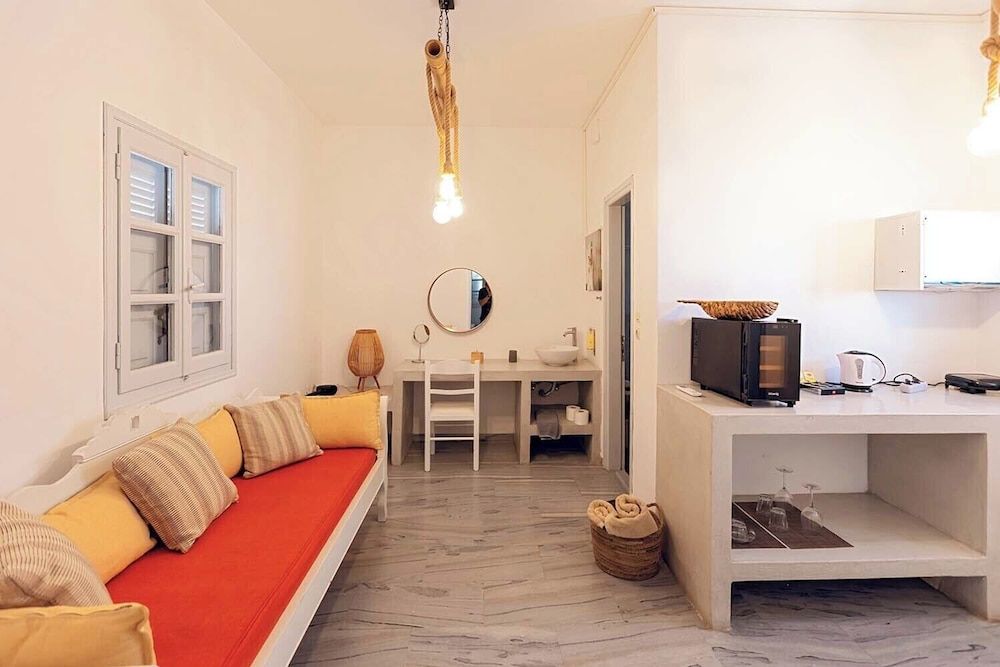 Phaos Santorini Suites Standard Suite, Hot Tub 6