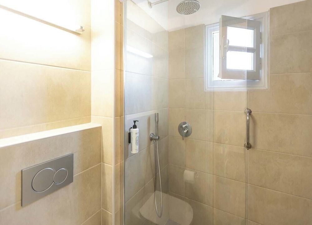 Phaos Santorini Suites Standard Suite, Hot Tub 5