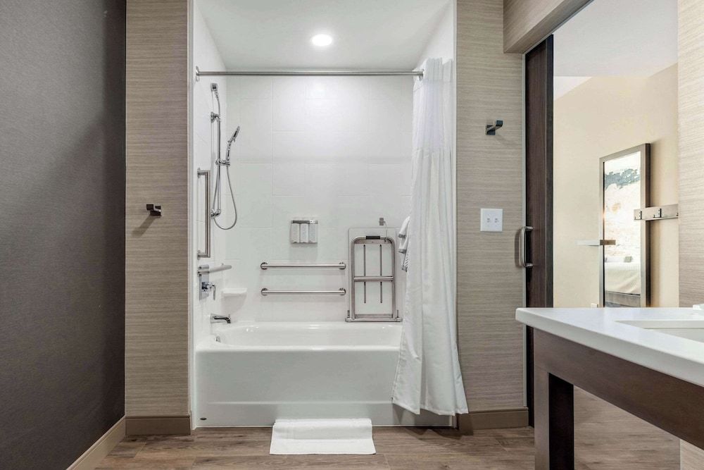 Cambria Hotel Fort Mill Room, 2 Queen Beds, Accessible, Non Smoking 4