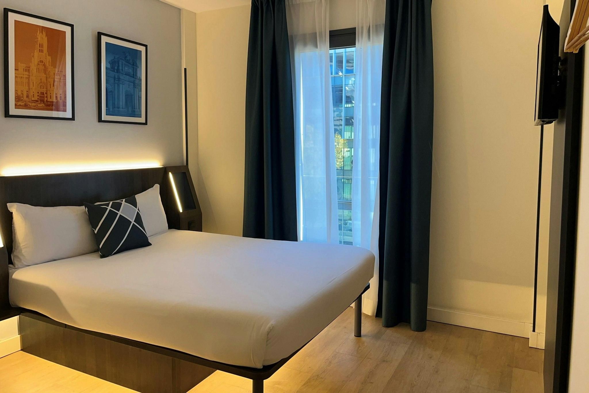 Four Points Flex by Sheraton Madrid Atocha Standard Double, Guest room, 1 Queen 3