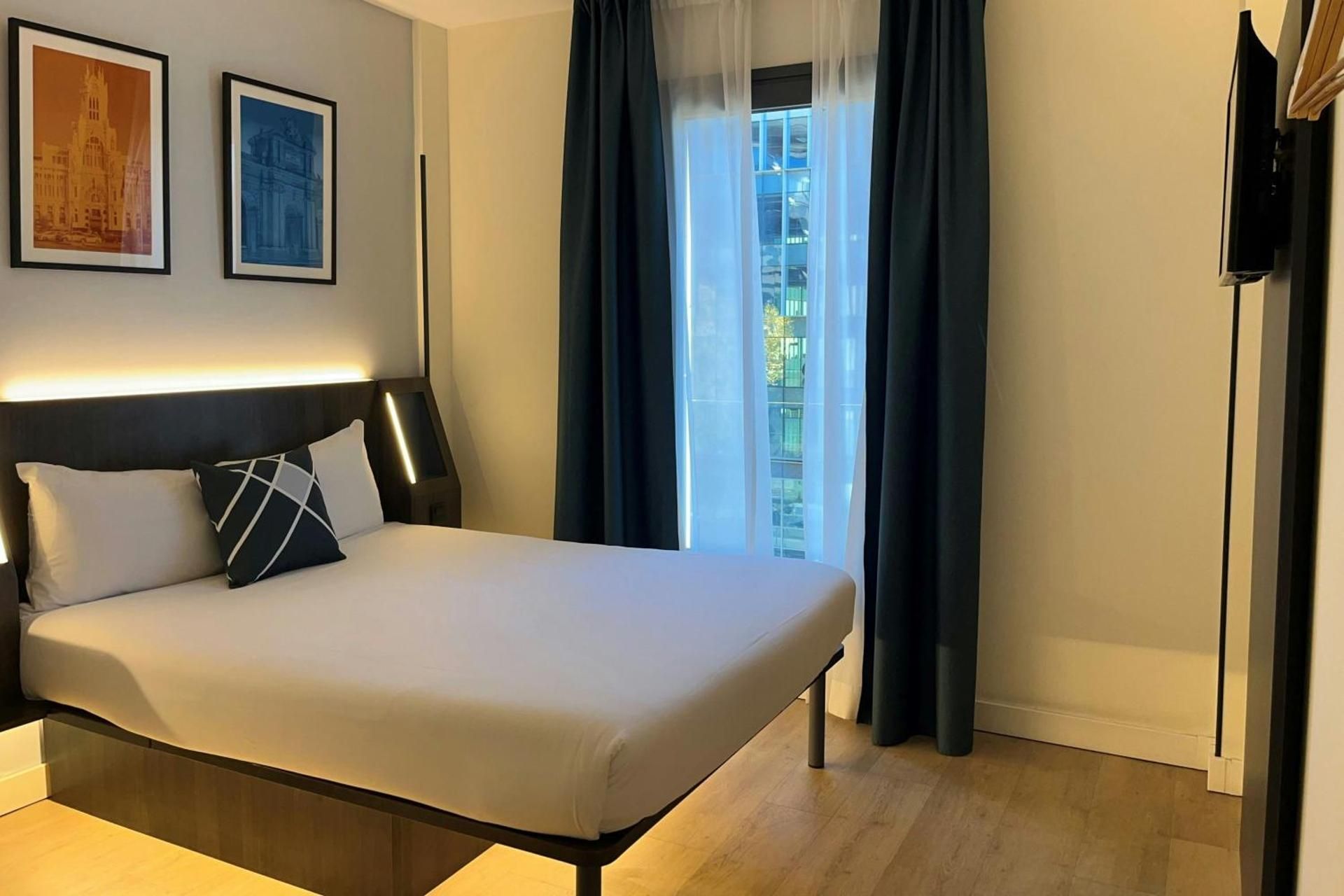 Four Points Flex by Sheraton Madrid Atocha Standard Double, Guest room, 1 Queen