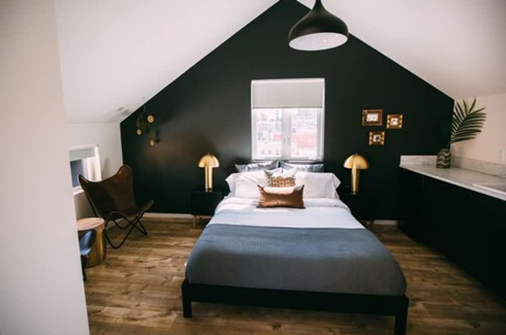 Noon on Sunset Hill Room, 1 Queen Bed 4