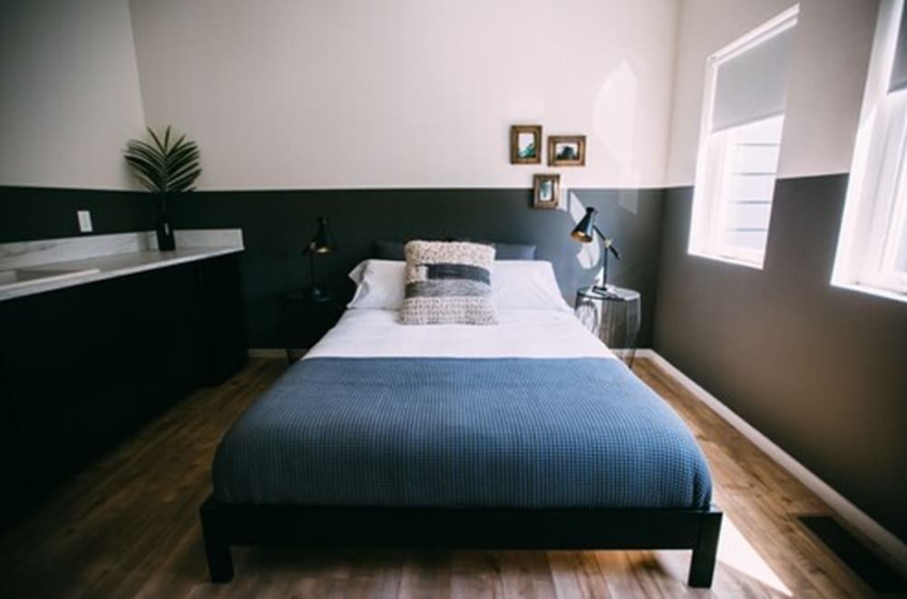 Noon on Sunset Hill Room, 1 Queen Bed