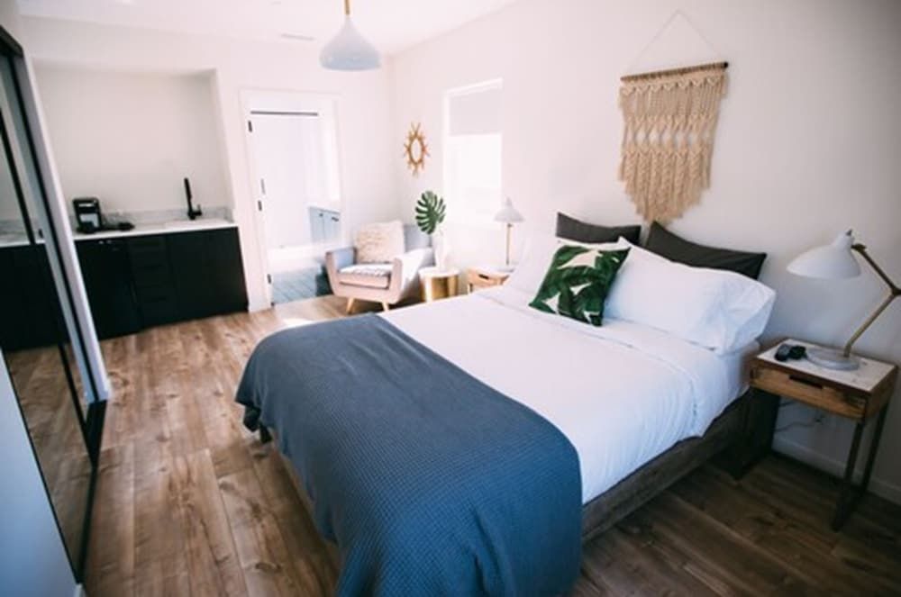 Noon on Sunset Hill Room, 1 Queen Bed 2