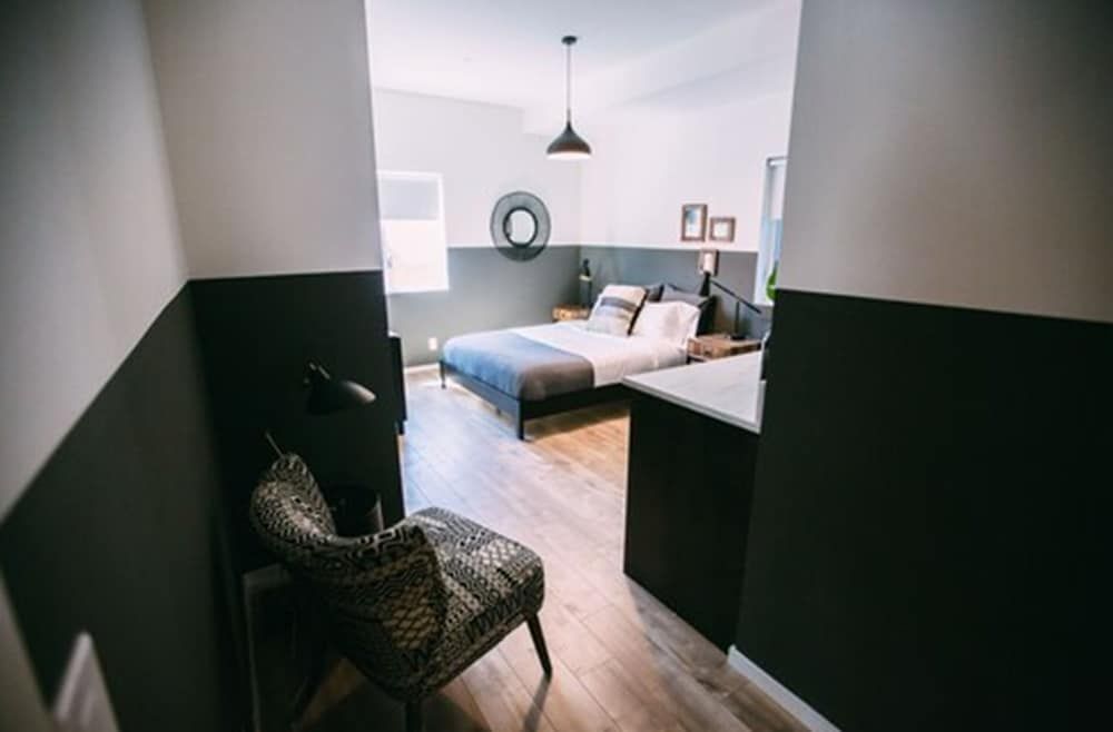 Noon on Sunset Hill Room, 1 Queen Bed 3