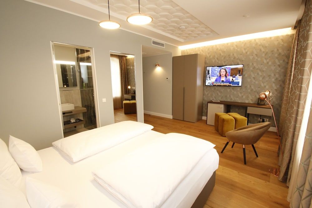 Amelie N°1 Hotel & Appartements Superior Double Room, 1 King Bed, Non Smoking 5