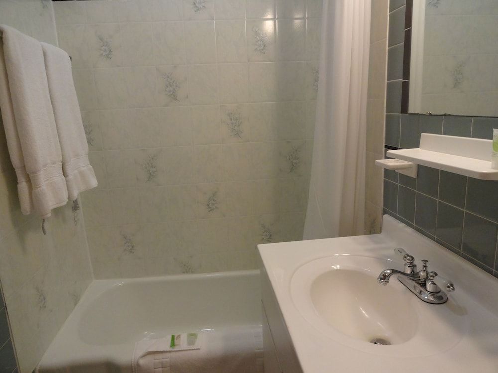 Gorham Motor Inn Queen Room 4